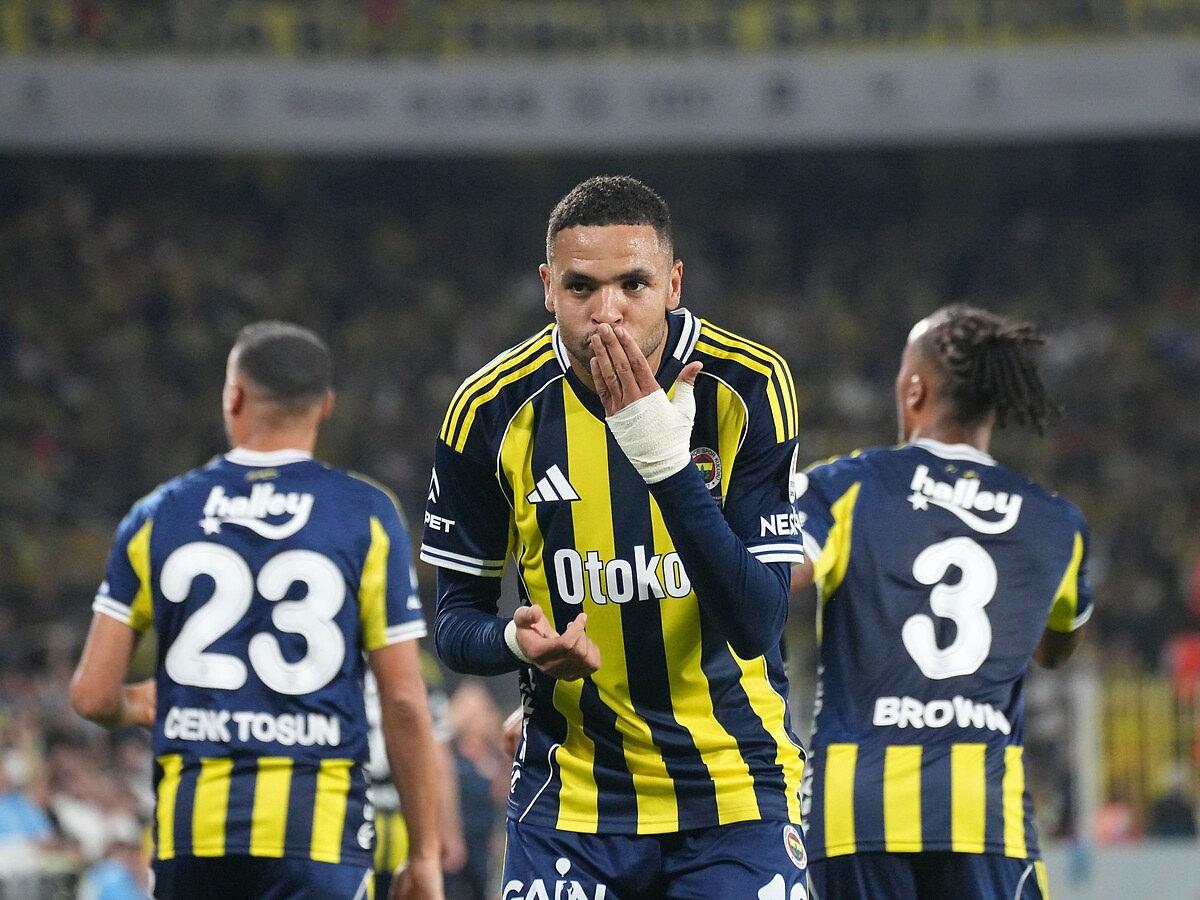 Fenerbahçe'nin Faslı forveti Youssef En-Nesyri Alanyaspor ağlarına attığı golü kutlarken.