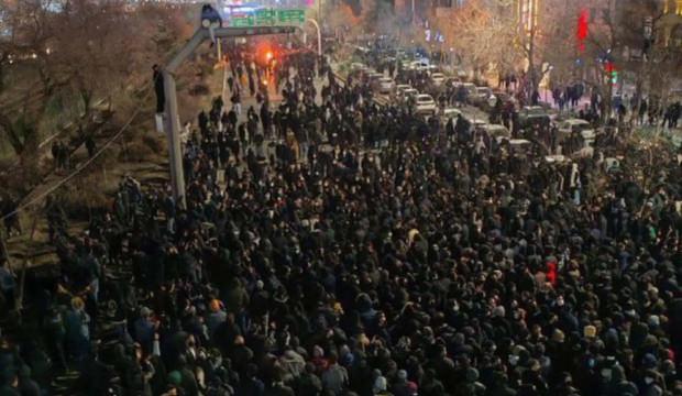 İran'da son durum! &Ouml;l&uuml; sayısı a&ccedil;ıklandı