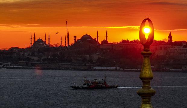 İstanbul'da g&uuml;n batımı: Manzara hayran bıraktı