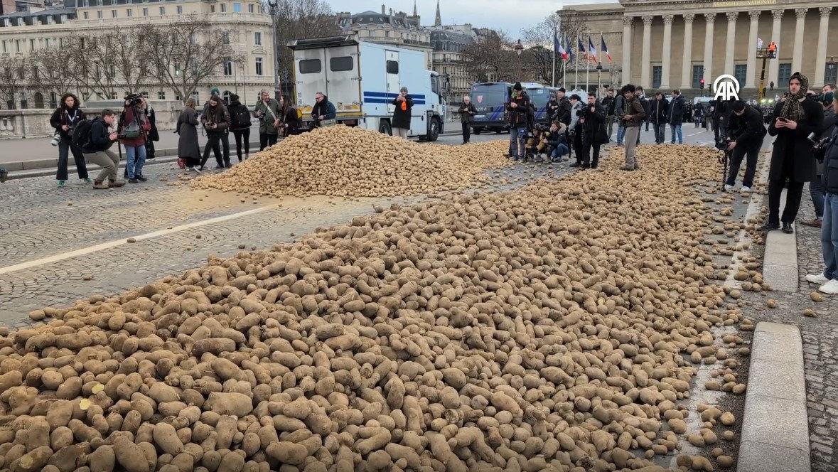 Fransa'da Avrupa Birliği (AB) ile Güney Ortak Pazarı (MERCOSUR) arasında imza sürecinde olan serbest ticaret anlaşmasına karşı çıkan çiftçiler, Ulusal Meclis'in önüne 30 ton patates döktü.