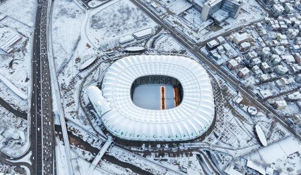 Kar yağışı etkili oldu! 43 bin kişilik stadyum beyaza b&uuml;r&uuml;nd&uuml;
