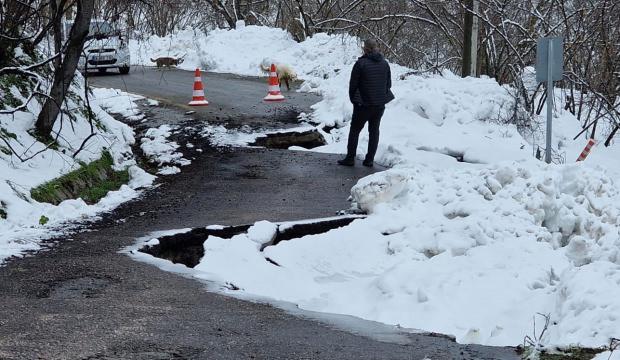 Kara yolunda korkutan heyelan: Ulaşım durdu!