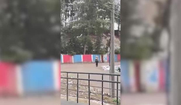 Kar yağışı altında saygı duruşunda bulunan &ouml;ğrenci: Aklıma şehitler geldi