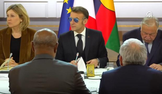 Macron'un toplantıya g&uuml;neş g&ouml;zl&uuml;ğ&uuml;yle katılması dikkat &ccedil;ekti: ''Beni b&ouml;yle idare edin''