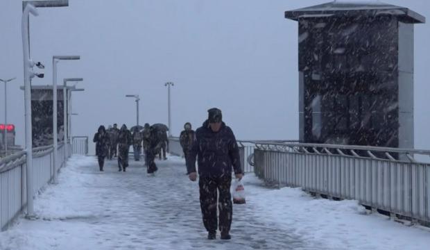 Meteoroloji uyarmıştı: İstanbul&rsquo;un bir&ccedil;ok il&ccedil;esinde kar yağışı başladı! İşte ilk kareler