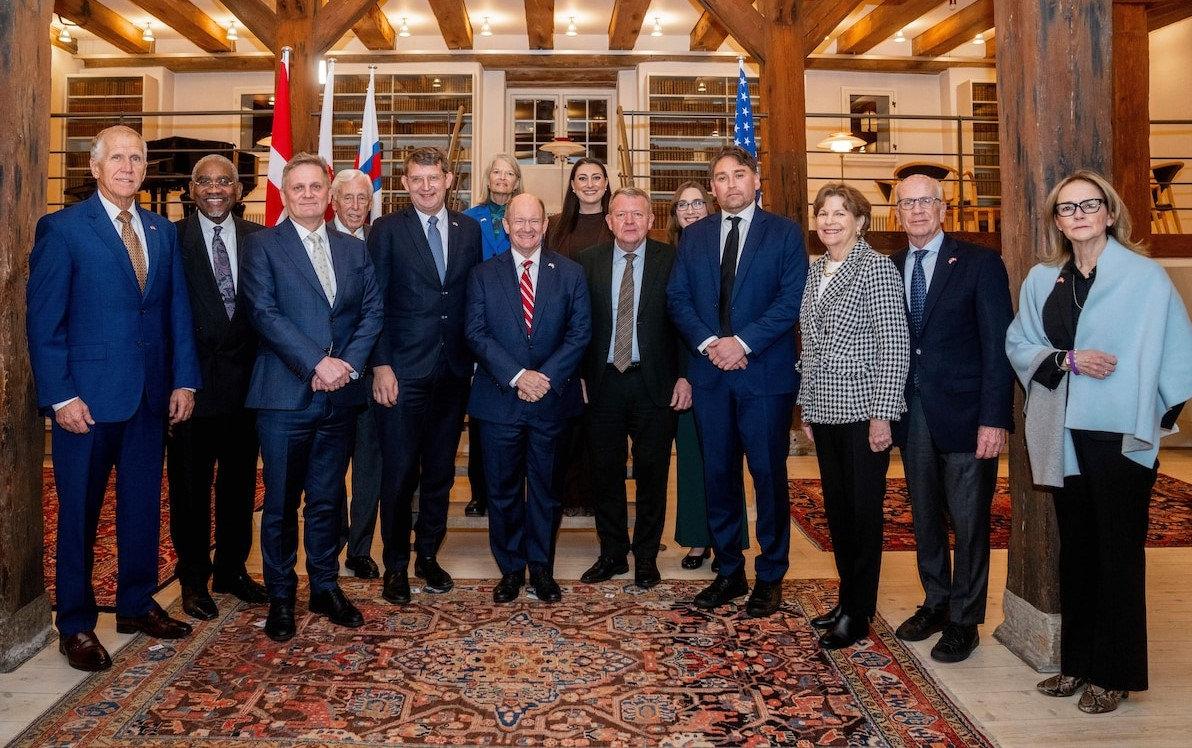 Danimarka Savunma Bakanı Troels Lund Poulsen ve Dışişleri Bakanı Lars Loekke Rasmussen, ABD'li milletvekillerinden oluşan bir heyetle Cuma günü Kopenhag'da. (Kaynak: WP)