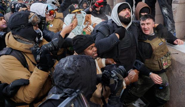 M&uuml;sl&uuml;man karşıtı g&ouml;steride Kur'an-ı Kerim yakma girişimi