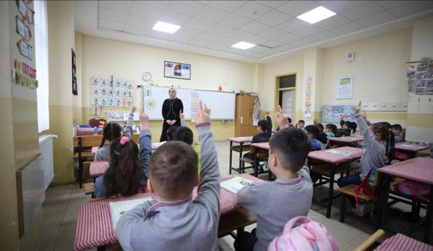 &Ouml;ğretmenlerin mazerete bağlı yer değiştirme başvuruları 14 Ocak'ta başlıyor