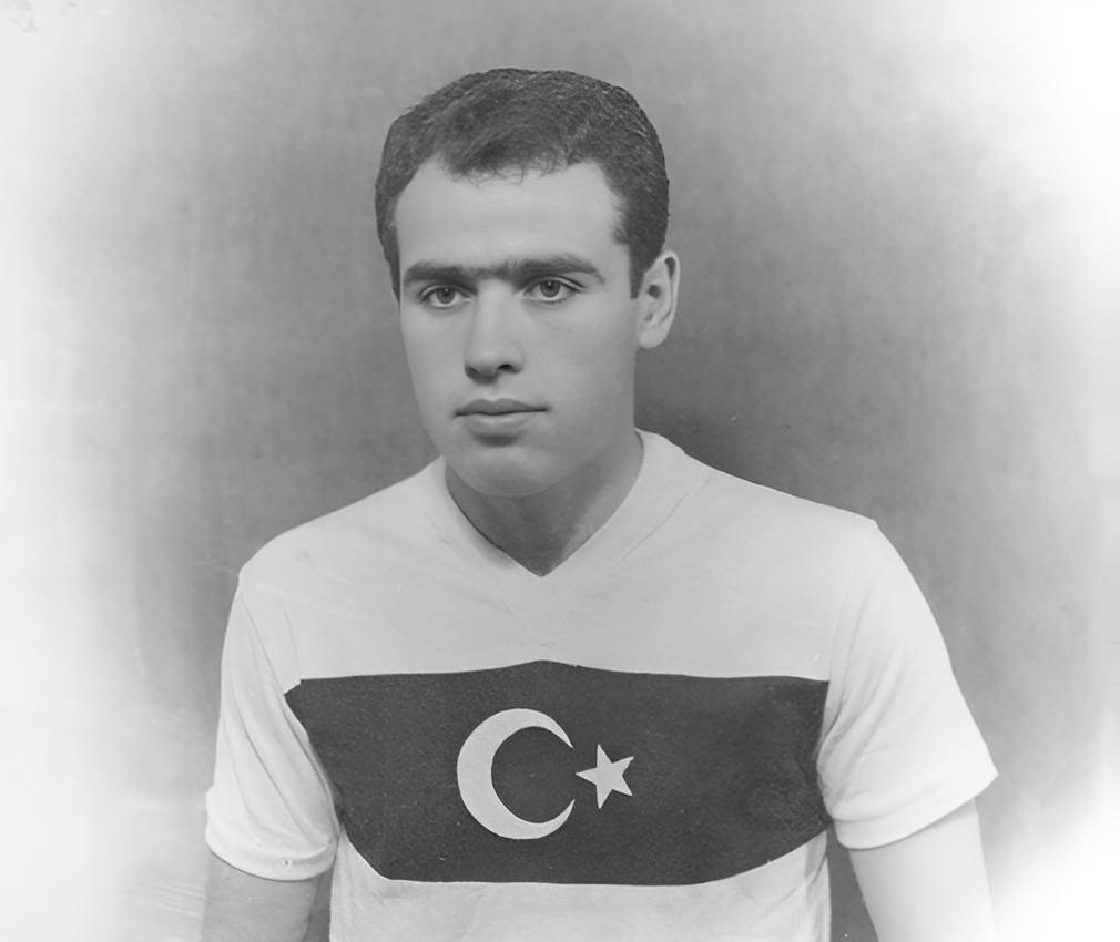 Ayfer Elmastaşoğlu'nun A Milli Takım formasıyla olan bir fotoğrafı.