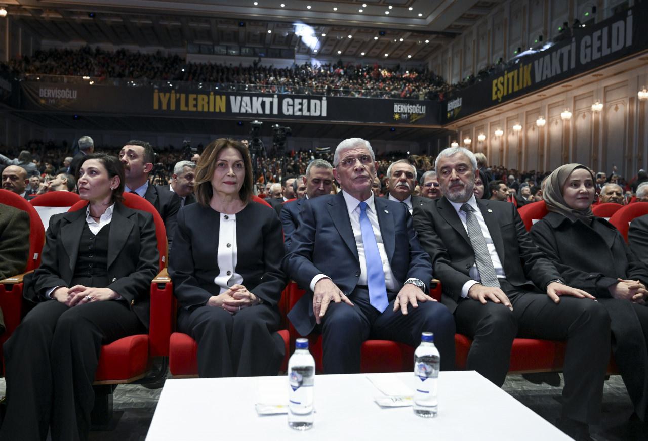 Müsavat Dervişoğlu ve eşi Nahide Dervişoğlu