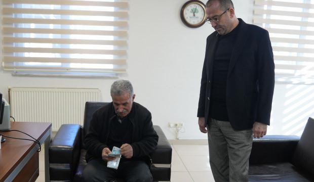 Para &ccedil;antasının i&ccedil;inden &ccedil;&ouml;p &ccedil;ıkan adam şaşkına d&ouml;nd&uuml;