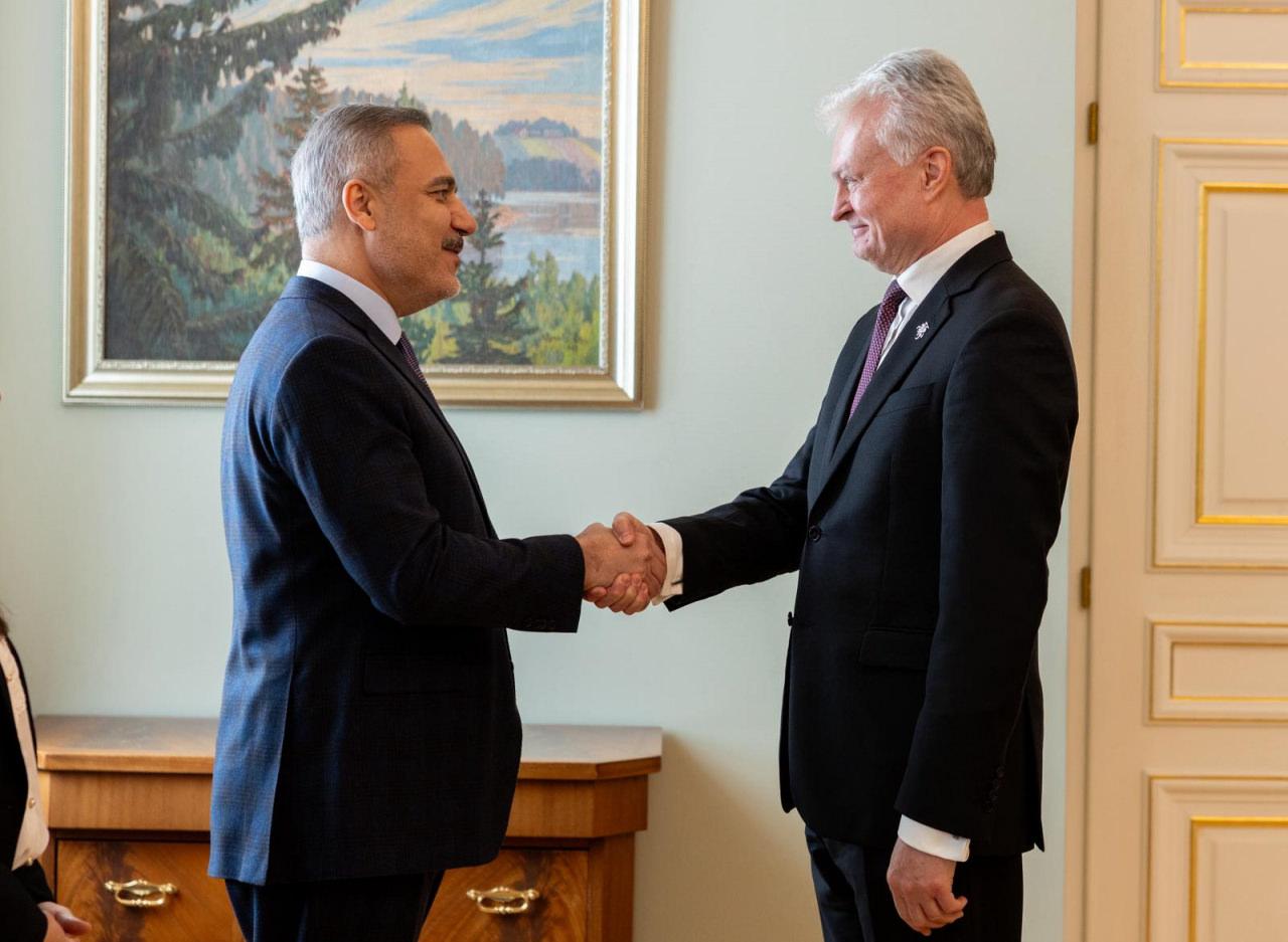 Dışişleri Bakanı Hakan Fidan (solda), Litvanya’nın başkenti Vilnius’ta Litvanya Cumhurbaşkanı Gitanas Nauseda (sağda) tarafından kabul edildi.