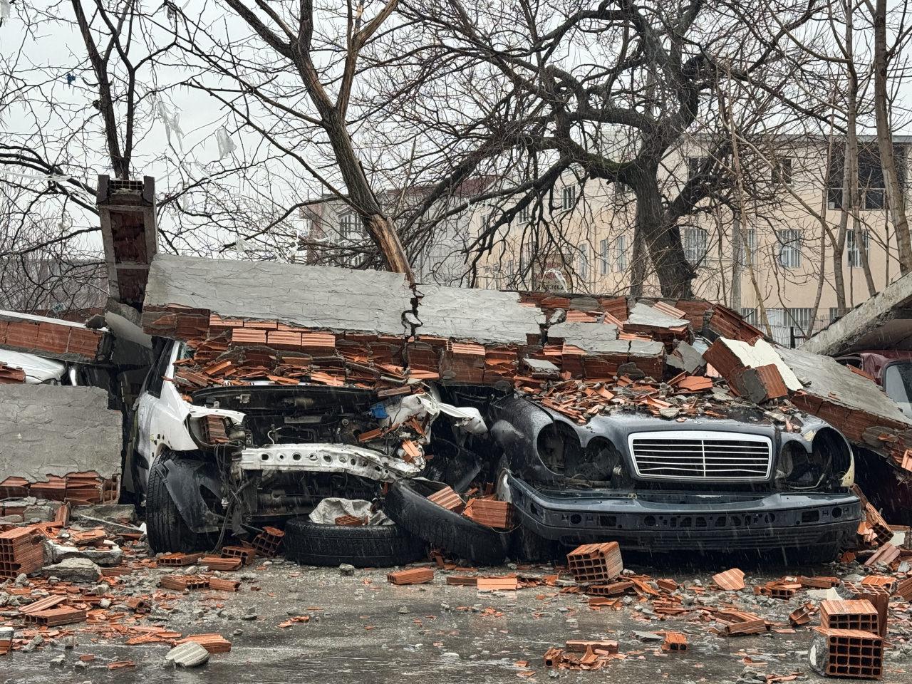 Bursa'da kuvvetli rüzgar nedeniyle duvar araçların üstüne devrildi.