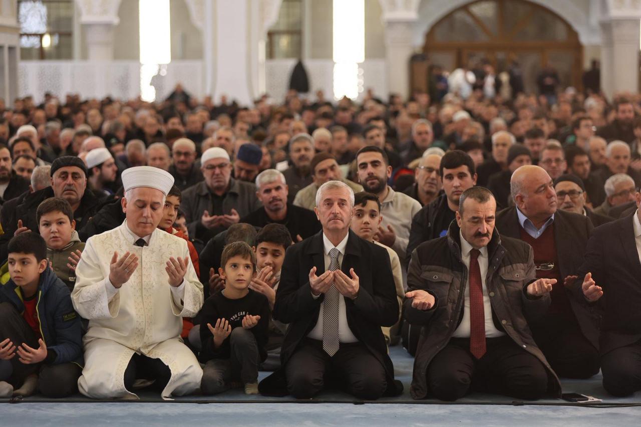 Şahinbey Belediye Başkanı Mehmet Tahmazoğlu’nun dua ettiği anlar. 