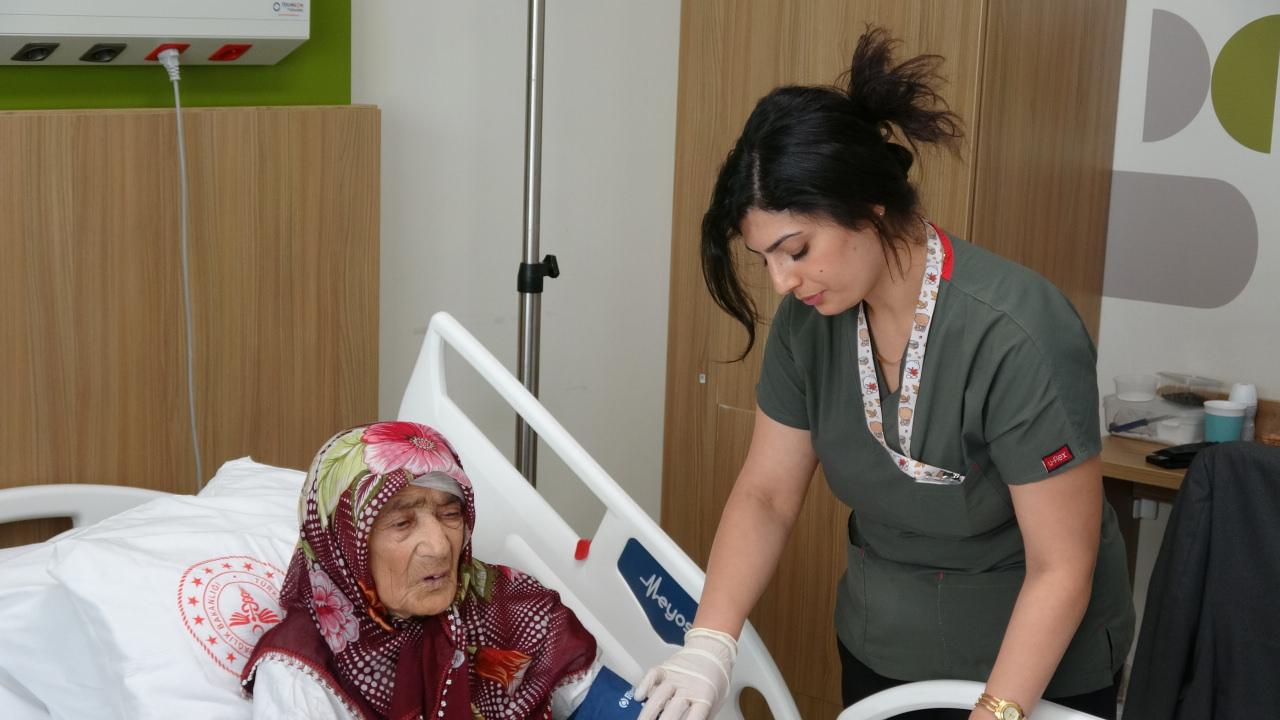 Yaşlı kadının karnından çıkarılan tümörün 30 santim büyüklüğe ulaştığı öğrenildi.