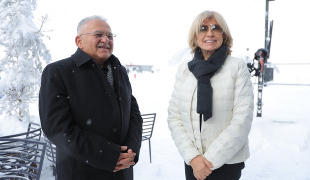 Tansu &Ccedil;iller, tatil i&ccedil;in geldiği Erciyes&rsquo;te g&ouml;r&uuml;nt&uuml;lendi