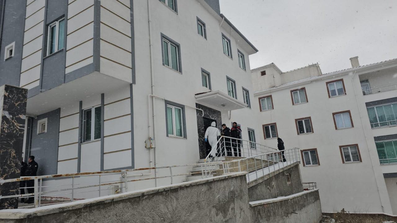 Hasan Bulut (68) ve eşi Satı Bulut'tan (64) ölü olarak bulundukları apartmanın dışarıdan görünümü. 