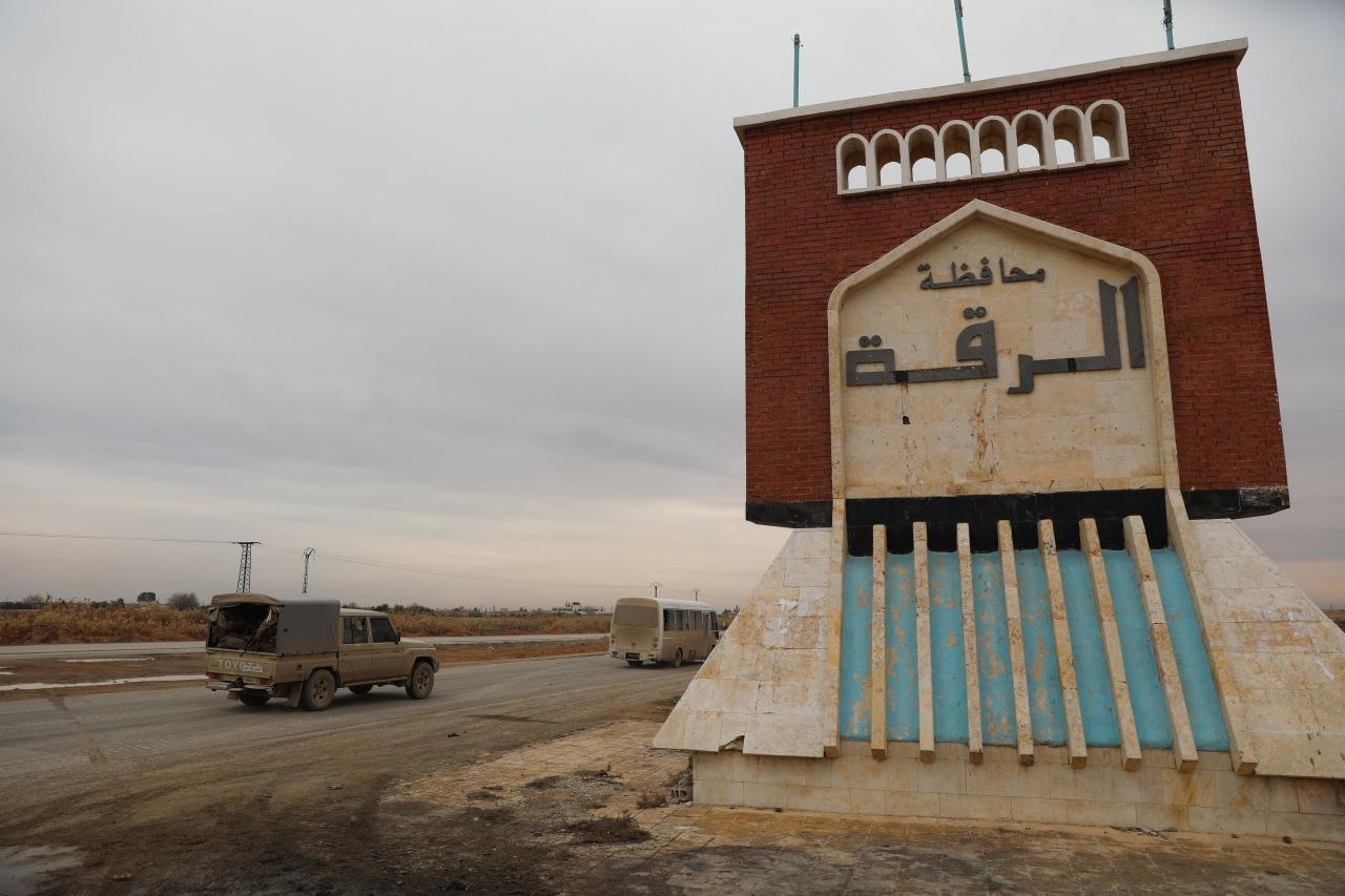 Suriye ordusu, terör örgütü YPG/SDG’ye yönelik operasyonu Fırat Nehri boyunca genişleterek Rakka’nın güneyi ile Tabka Barajı yönüne doğru yeni cephe açtı. Ordu birlikleri, Rakka il sınırlarına ulaştı.