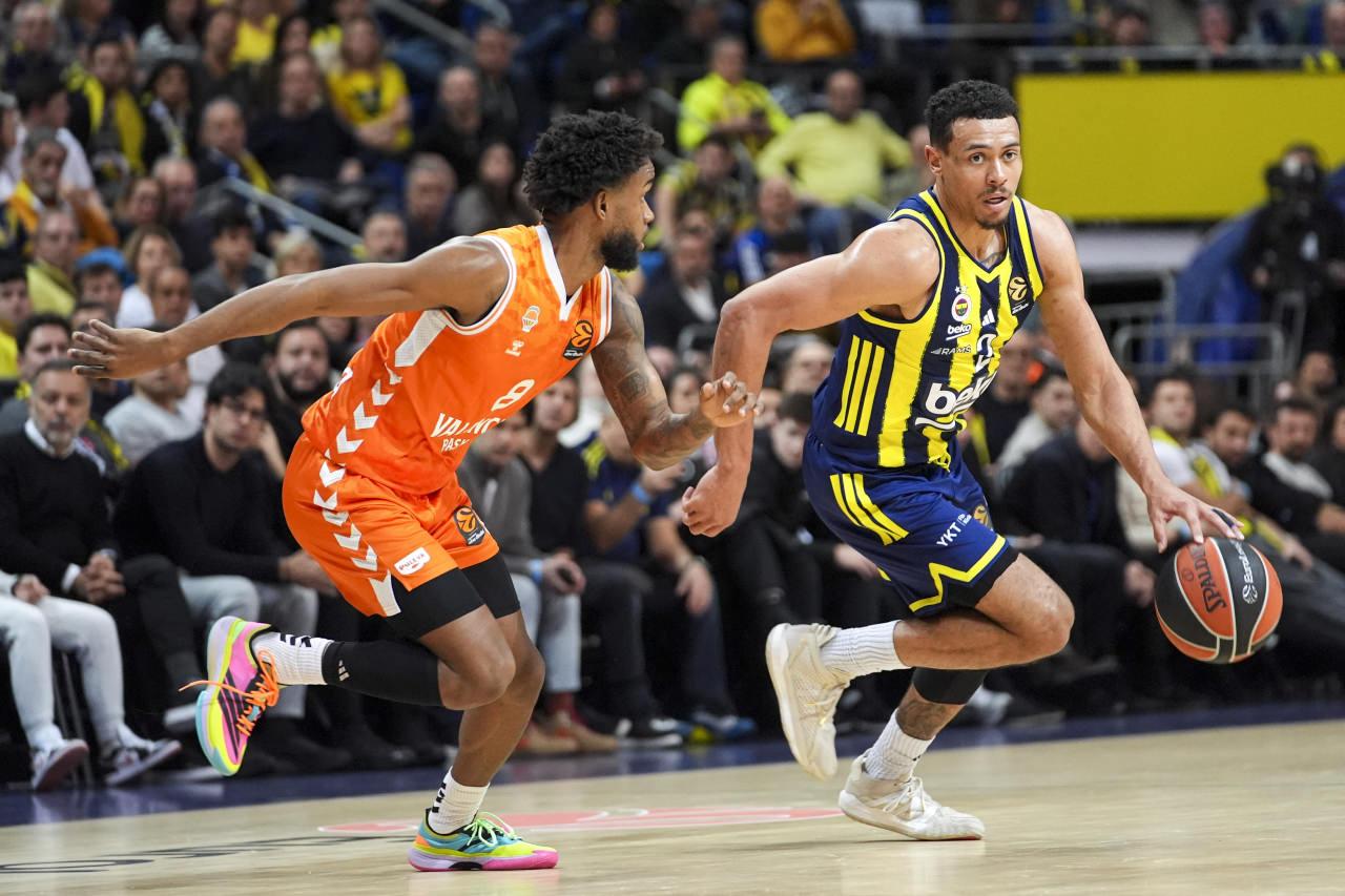 Basketbol Avrupa Ligi'nin 22. haftasında Fenerbahçe Beko ile Valencia Basket takımları Ülker Spor ve Etkinlik Salonu’nda karşılaştı. Fenerbahçe Beko oyuncusu Wade Baldwin IV (sağda) ile Valencia Basket oyuncusu Jean Montero (8) mücadele etti.
