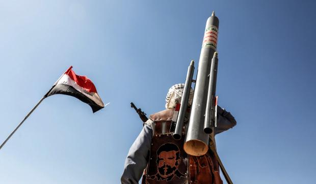 Yemen'de sıcak saatler! Ordu karargahı vuruldu: &Ouml;l&uuml; ve yaralı askerler var