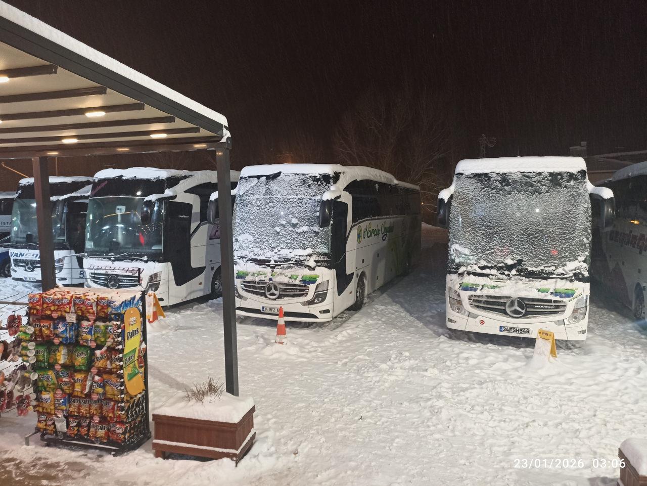 Kara yollarında yolcu otobüslere tesislere çekerek ulaşıma devam edemedi.