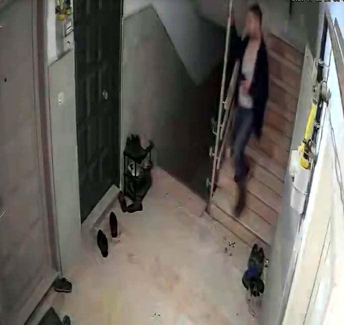 A. K.'nin binadan çıkış anı, güvenlik kamerasına yansıdı.