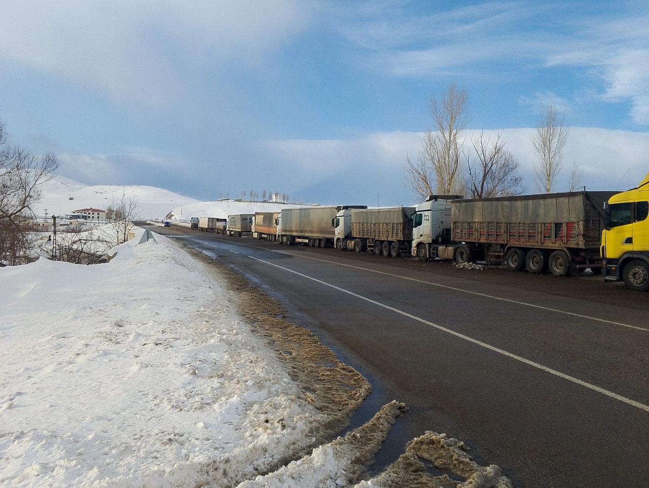 Kilometrelerce kuyruk oluştu.