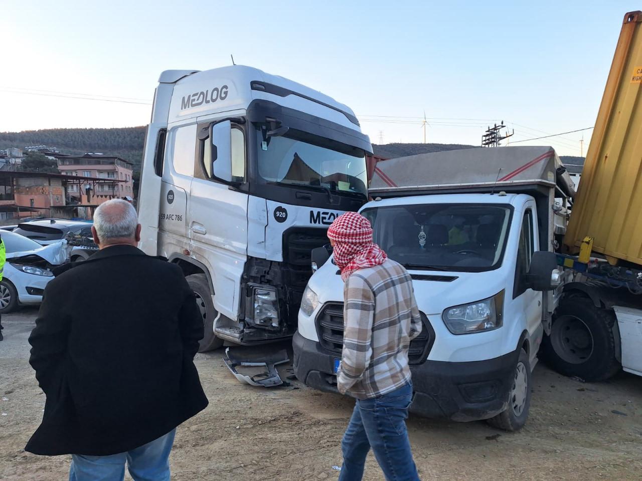 atay'da buzlanan yolda 11 araç zincirleme kazaya karıştı.