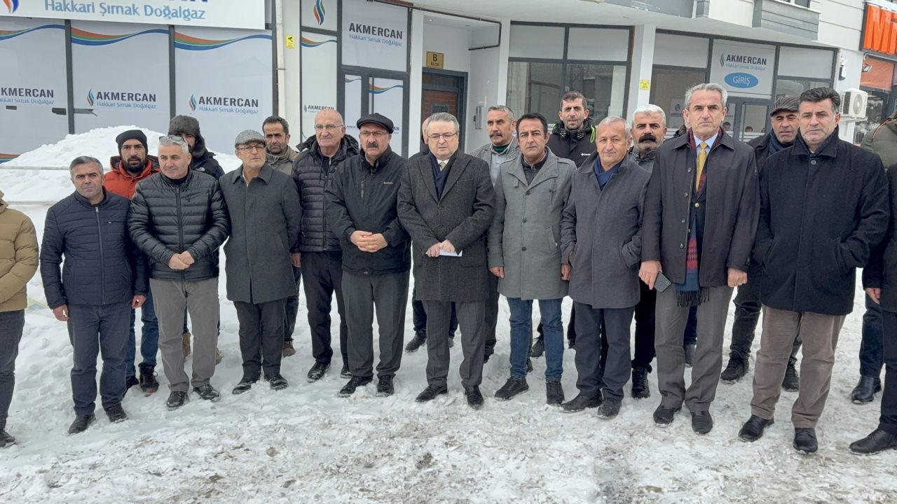 Hakkari Ticaret ve Sanayi Odası (HATSO) Başkanı Servet Taş basın açıklaması yapıyor.