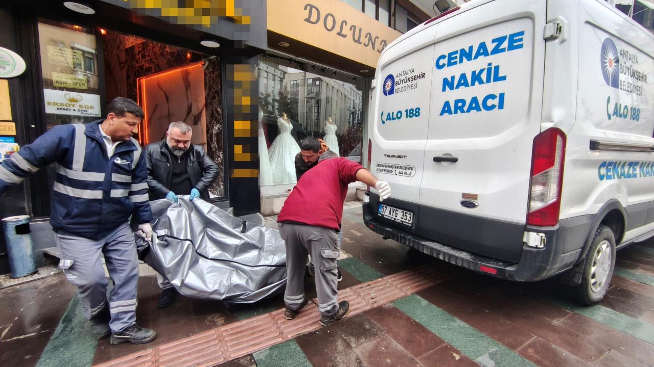 Elvan K.'nin (30) cansız bedeni otelden çıkartıldı. 