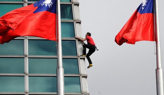 2004'te iple tırmandığı 101 metrelik binaya bu kez hi&ccedil;bir &ouml;nlem almadan &ccedil;ıktı