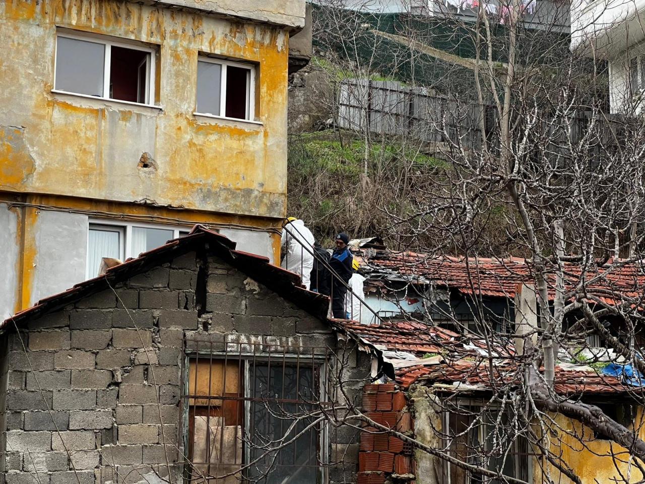 Yanan ev havadan görüntülendi.