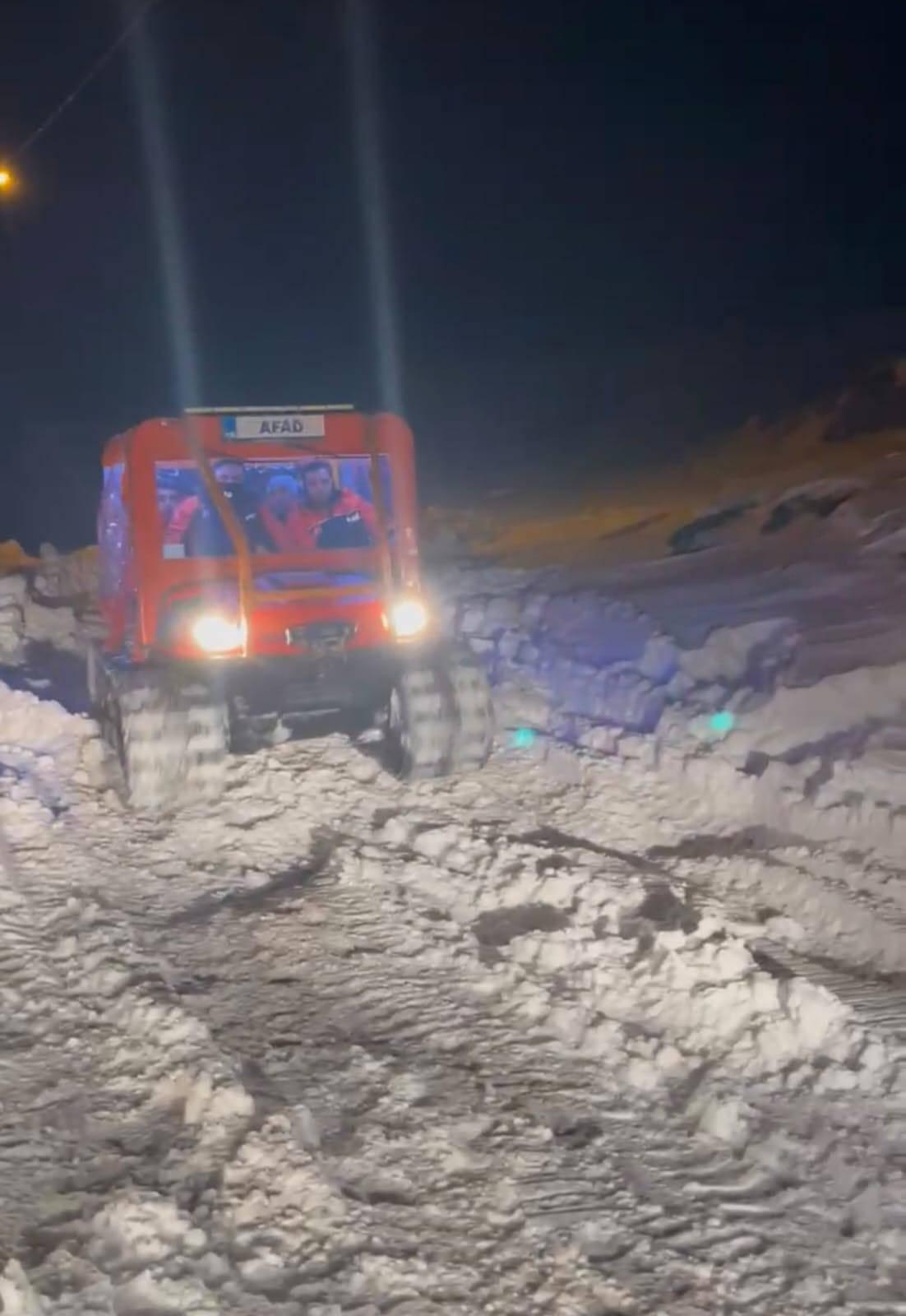 Kars'ta kar ve tipide köyde mahsur kalan 59 yaşındaki hastaya AFAD ekipleri 8x8 amfibi aracıyla ulaştı.