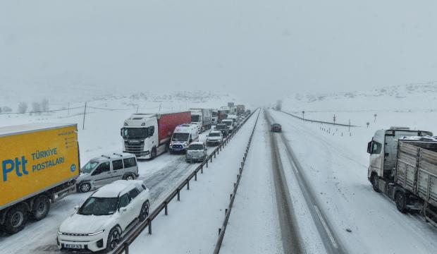 3 ili birbirine bağlayan kara yolu kapandı: Trafik kilometrelerce uzadı!