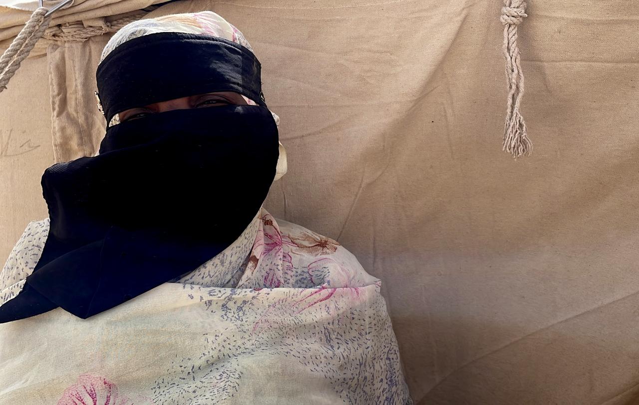 Sudan’ın Faşir kentinde Hızlı Destek Kuvvetleri’nin (HDK) saldırısında eşini ve 5 kardeşini kaybeden sağlık görevlisi İhlas İdris Adem, yerinden edilerek Kuzey eyaletindeki el-Affad Mülteci Kampı’na sığındı.