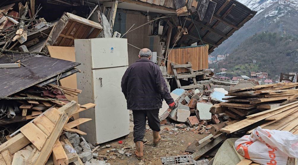 Navdar'ın heyelan riski nedeniyle evde kalmadığı öğrenildi.
