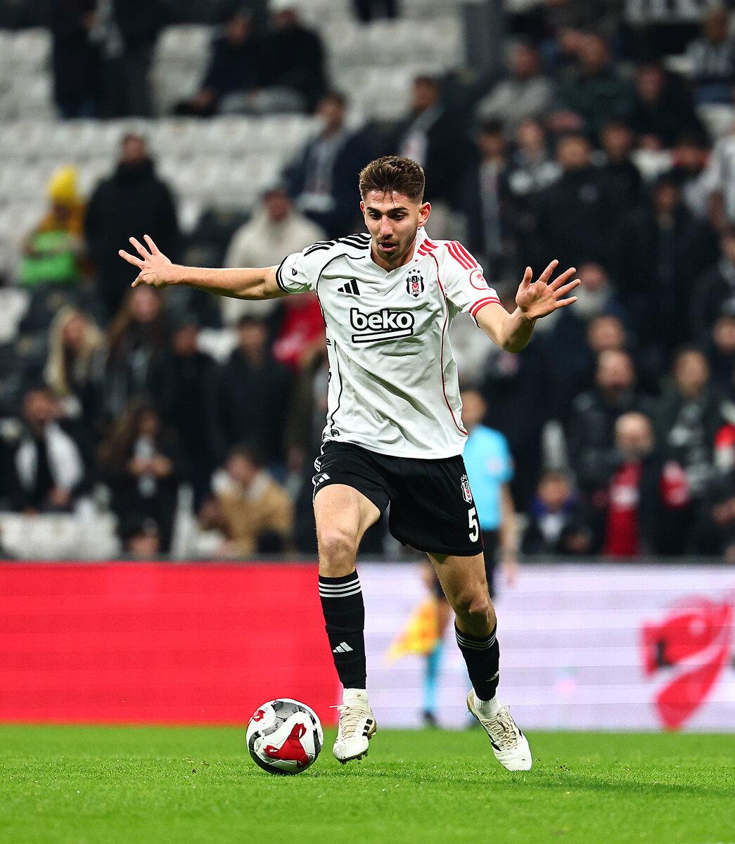 Demir Ege Tıknaz Beşiktaş formasıyla bir maçta topla hareket halinde.