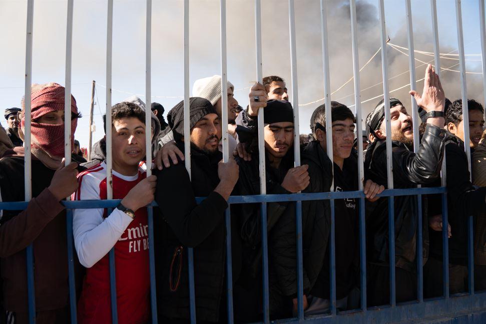 Suriye güvenlik güçleri, DEAŞ'lı teröristlerin çoğunluğu kadın ve çocuklardan oluşan ailelerinin tutulduğu ve terör örgütü YPG/SDG'den kontrolü aldığı Haseke ilinin güneyinde yer Hol Kampı'ndaki hapishane önünde güvenlik önlemlerini artırdı. Mahkumlar, serbest bırakılmaları için hapishane kapısında toplandı.