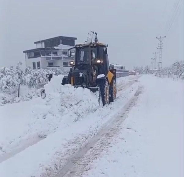 Kar nedeniyle kapana yollar, kar küreme araçları yardımıyla açılıyor.