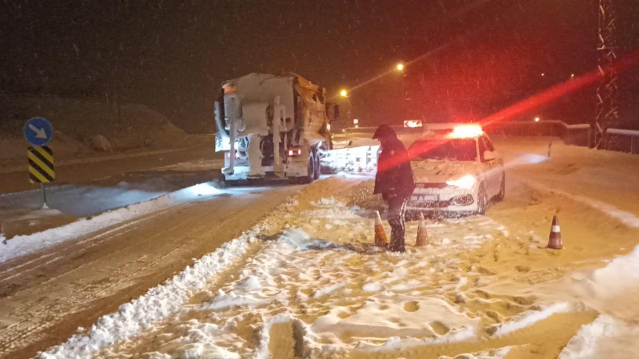 Sivas'ta yoğun kar yağışı sonrası yollar kapandı.