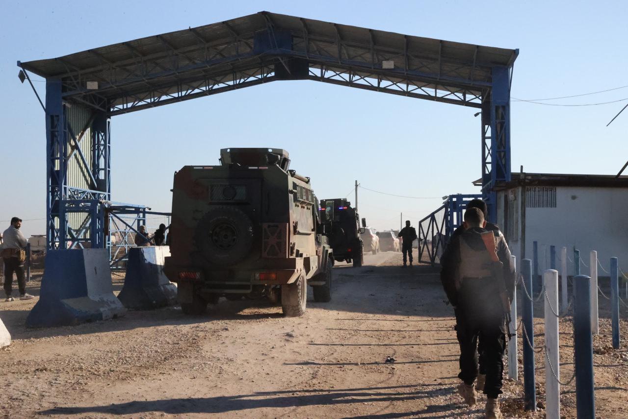 Suriye güvenlik güçleri, DEAŞ'lı teröristlerin çoğunluğu kadın ve çocuklardan oluşan ailelerinin tutulduğu ve terör örgütü YPG/SDG'den kontrolü aldığı Hol Kampı'ndaki güvenlik önlemlerini artırdı.