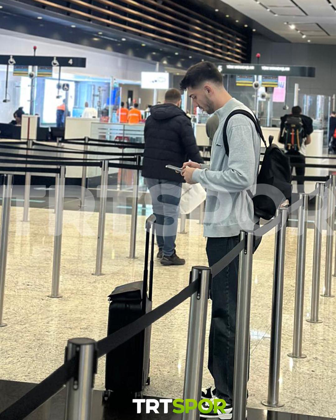 Demir Ege Tıknaz havalimanında beklerken.