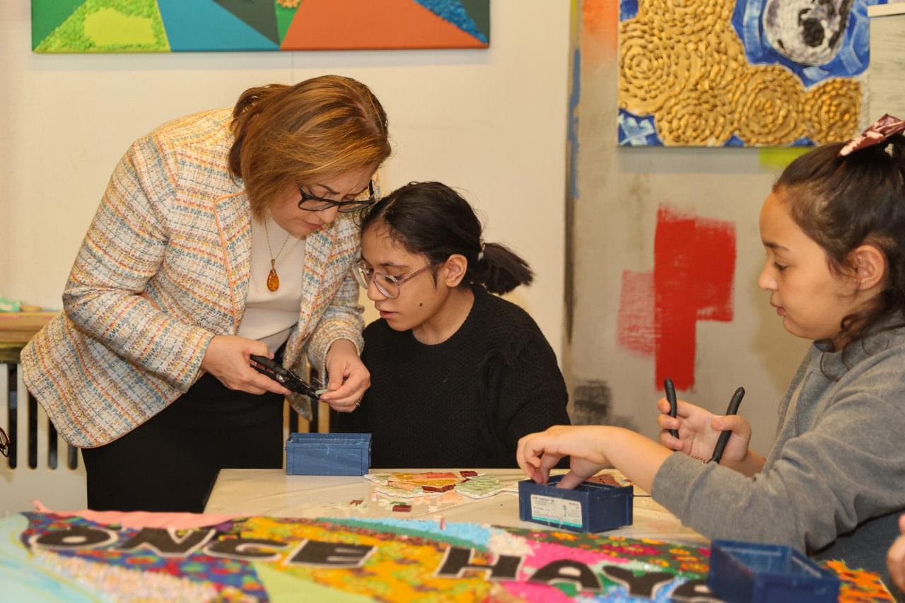 Gaziantep Büyükşehir Belediye Başkanı Fatma Şahin çocuklar ile ilgileniyor. 