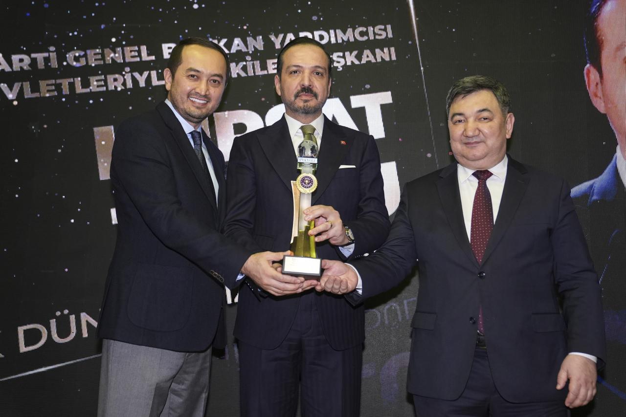 İpekyolu Kamu Diplomasisi ve Ekonomik İşbirliği Teşkilatı ile Uluslararası İpekyolu Dergisi tarafından '22. Uluslararası İpekyolu Yılın Altın Adamları Ödül Töreni' düzenledi. Beşiktaş'ta bir otelde gerçekleştirilen törende, AK Parti Genel Başkan Yardımcısı Kürşad Zorlu'ya (ortada) ödül takdim edildi.