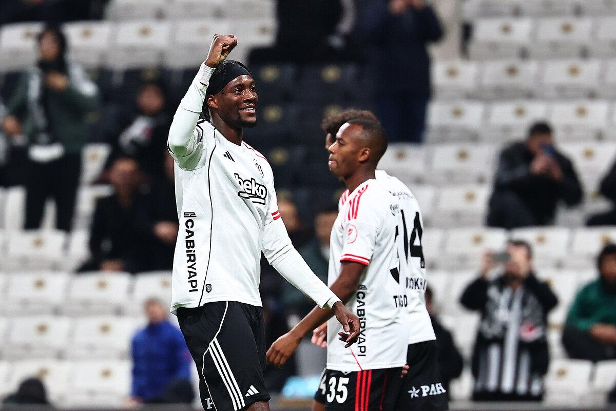 Tammy Abraham, Beşiktaş formasıyla attığı bir golü kutlarken.
