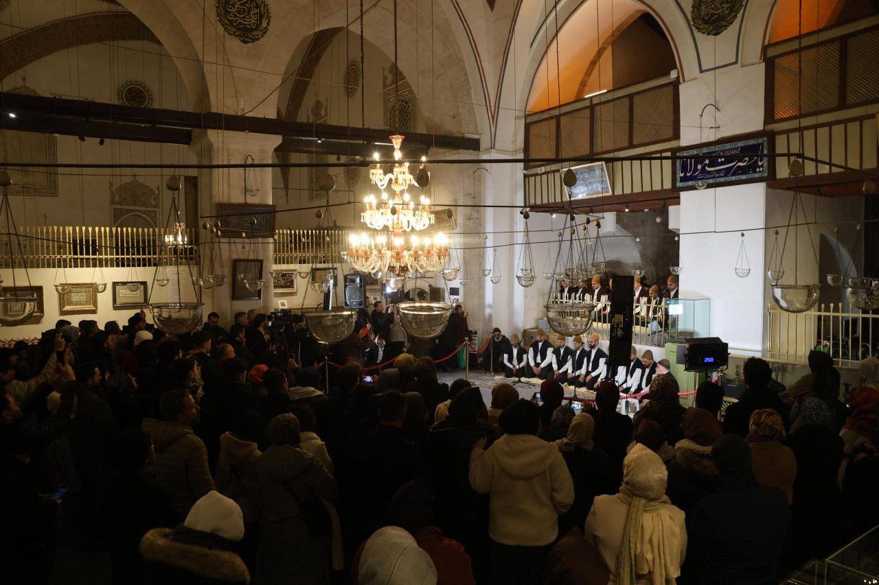 Katılımcılar Mirâciye'nin her bir bölümünü huşû içinde dinledi.