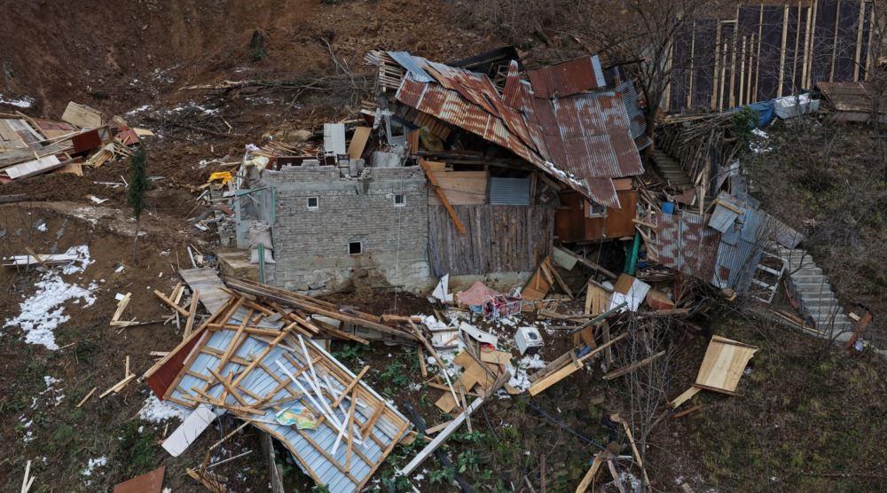 Artvin'de heyelanın yıktığı ev havadan görüntülendi.