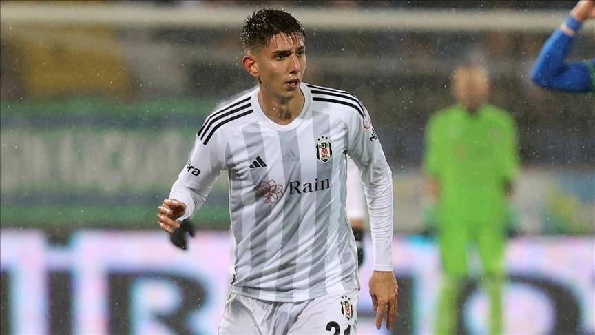 Demir Ege Tıknaz, Beşiktaş formasıyla bir maçta.