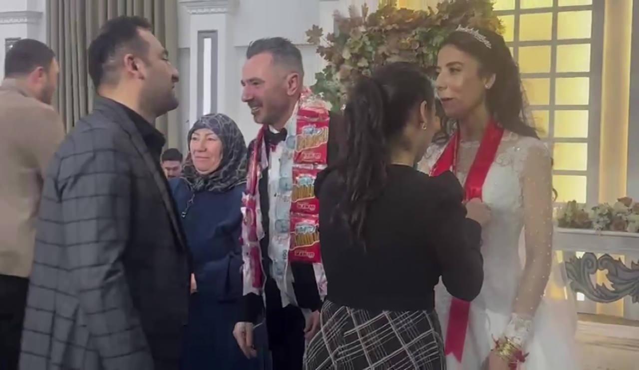 Çubuk kraker hediye edilen damat şaşkınlığını gizleyemedi.