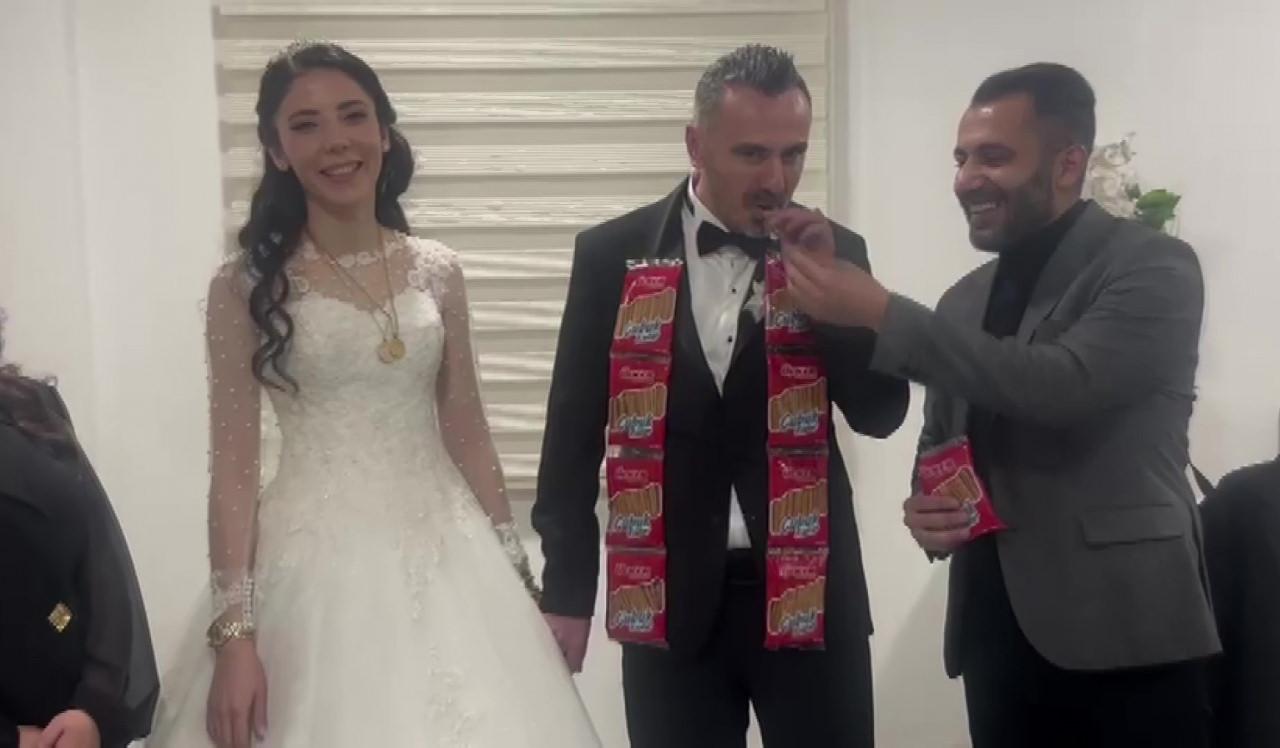 Damat Emre Aslan'a düğünün de bir kutu çubuk kraker hediye edildi.